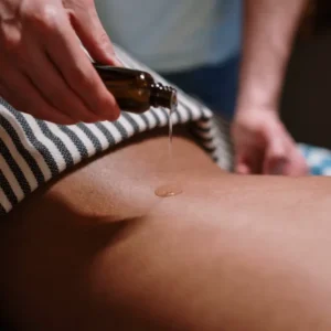 MASSAGE BIEN-ÊTRE AUX HUILES ESSENTIELLES (1H30)